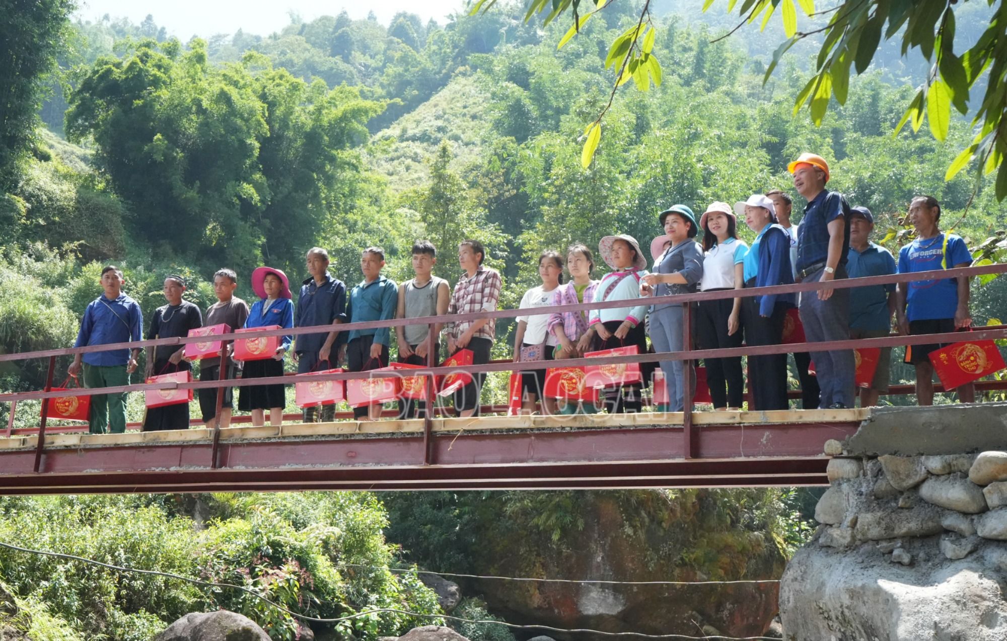 Kiểm tra cầu dân sinh tại thôn Ý Lình Hồ 2, xã Hoàng Liên và tặng quà các hộ dân tham gia đóng góp ngày công, hỗ trợ vật liệu xây dựng. 3.JPG