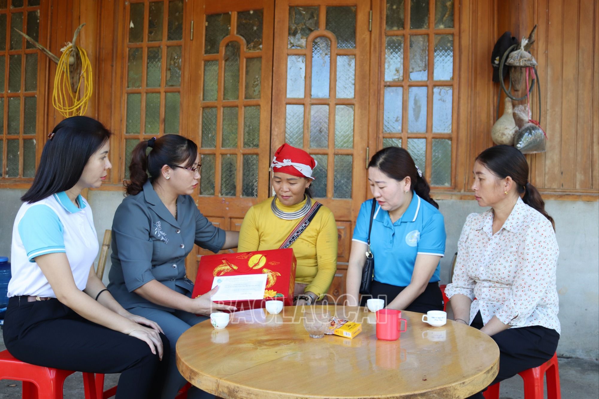 Thăm hỏi, động viên, tặng quà hộ dân bị ảnh hưởng bởi mưa lũ tại xã Liên Minh. 2.JPG
