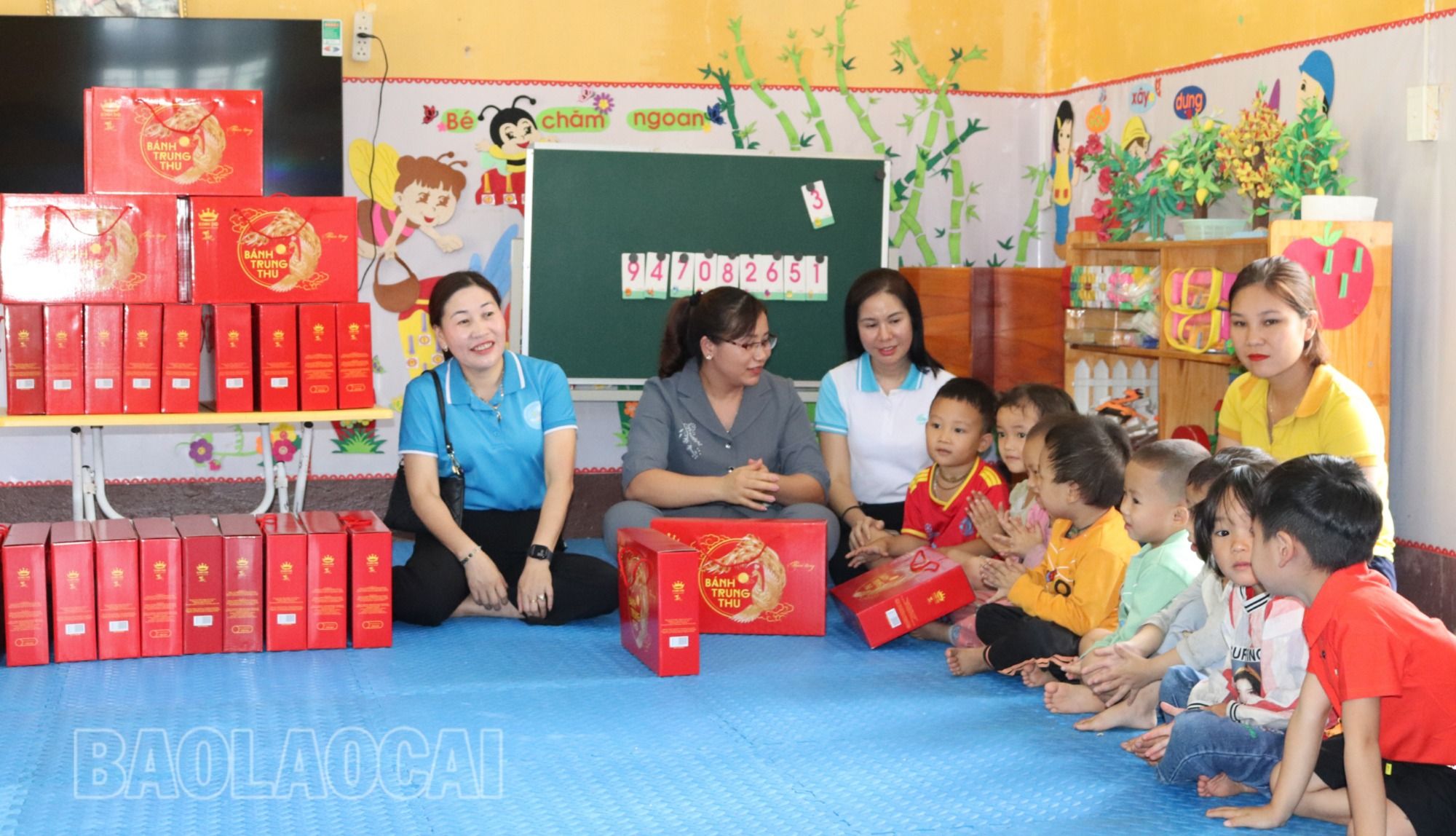 Tặng bánh trung thu cho trẻ em trên địa bàn xã Liên Minh. 1.JPG