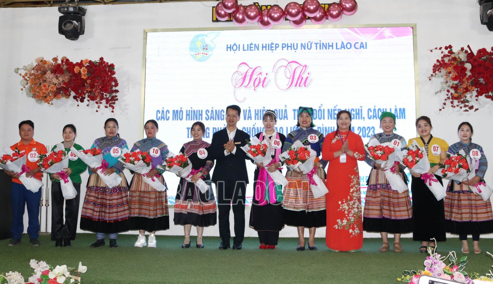 Ban Tổ chức tặng hoa cho các đội thi. IMG_0642.JPG