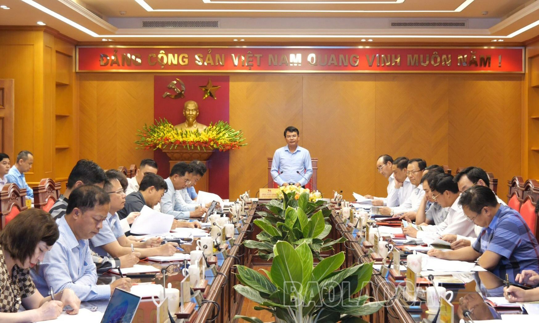 Quang cảnh buổi làm việc. 70b72e109a9836c66f89.jpg