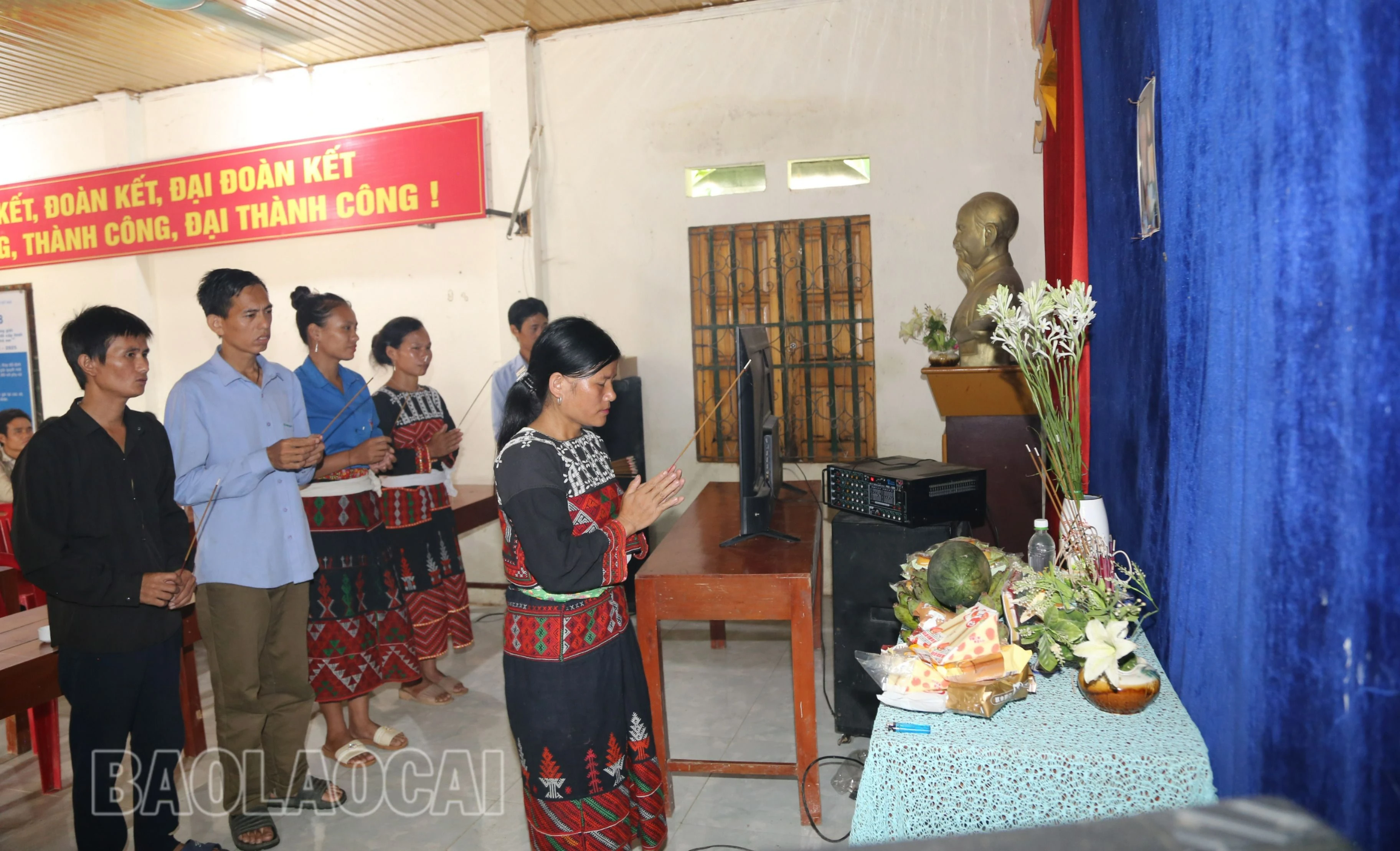 Cán bộ xã, thôn cùng đồng bào Xá Phó thắp nén tâm hương tưởng nhớ Tổng Bí thư Nguyễn Phú Trọng.