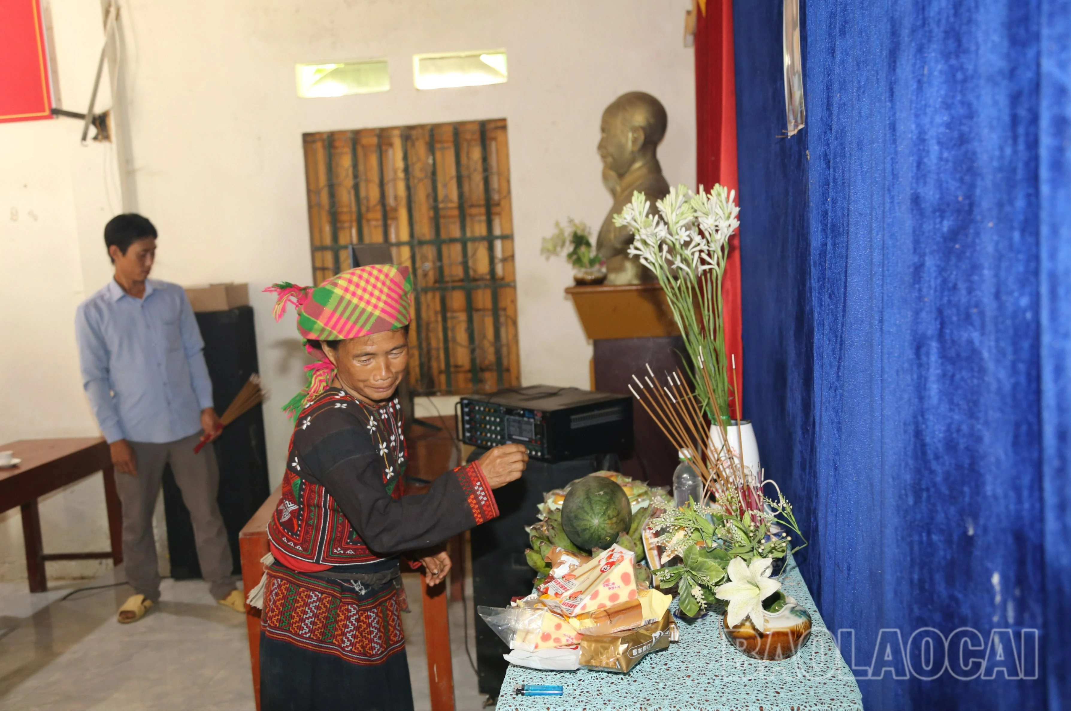 Sự đau buồn, xót thương Tổng Bí thư trên từng nét mặt của bà con.