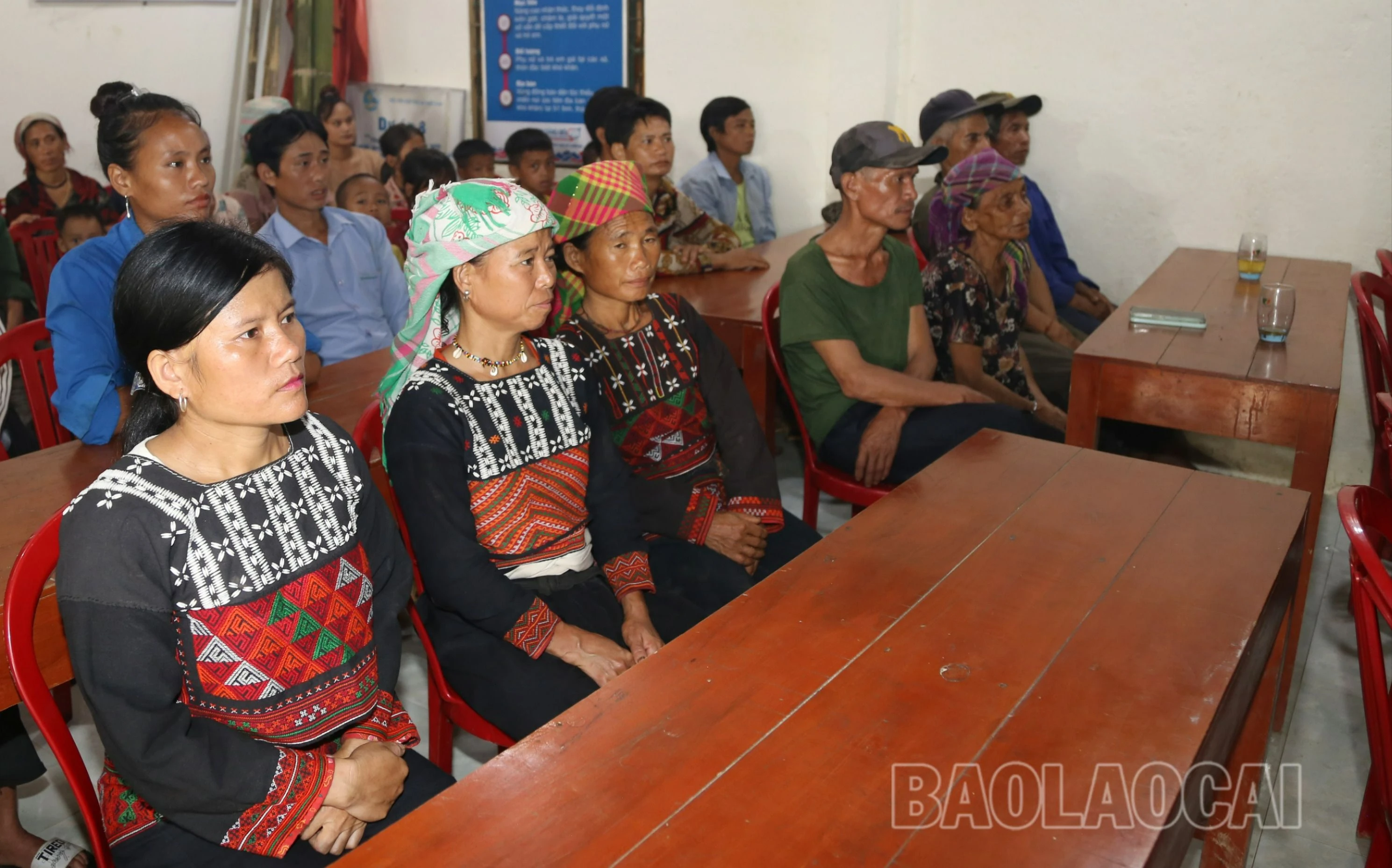 Đồng bào Xá Phó tiễn đưa người lãnh đạo tài ba một đoạn đường cuối.