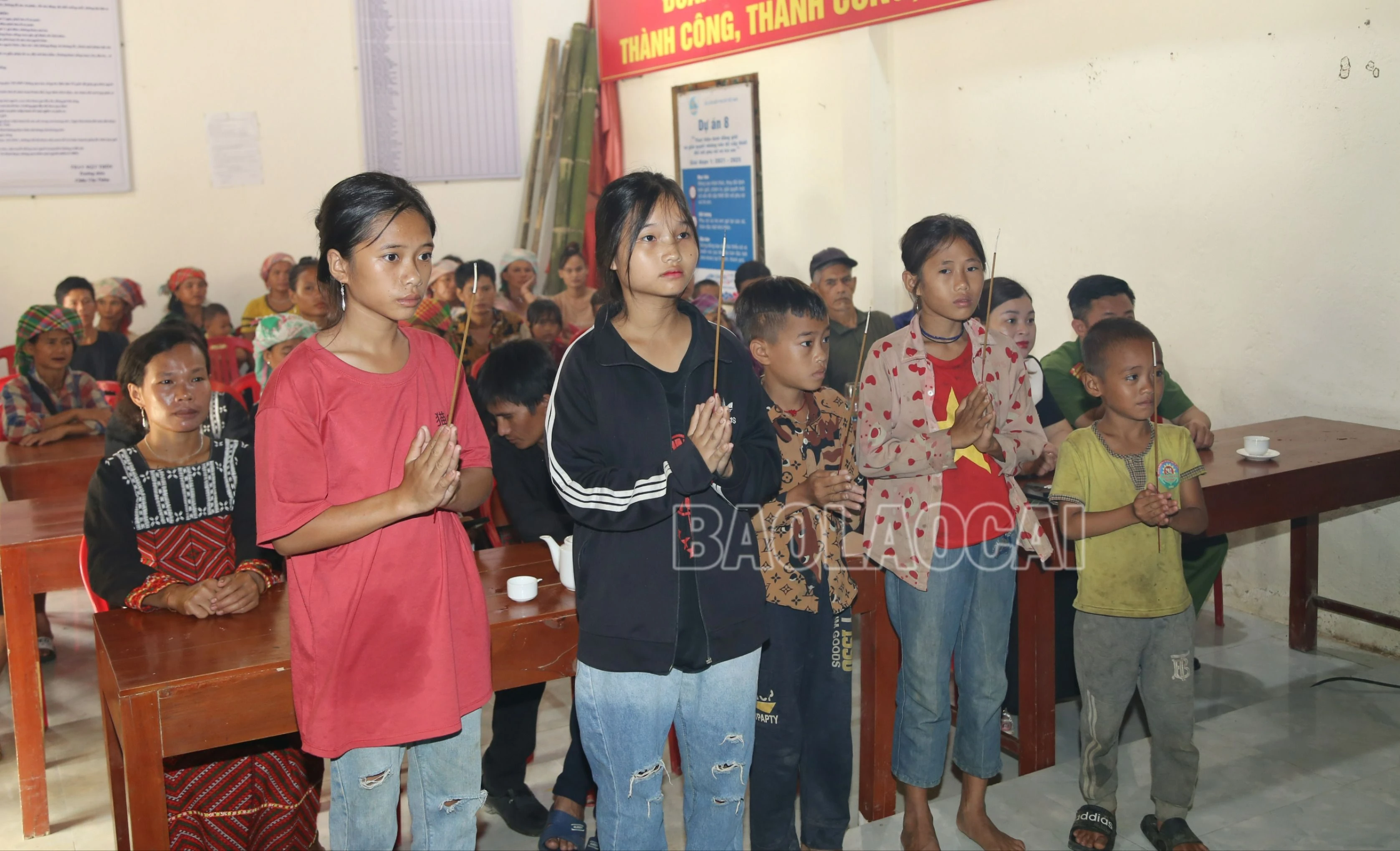 Trẻ em ở thôn thắp nén tâm hương viếng Tổng Bí thư.