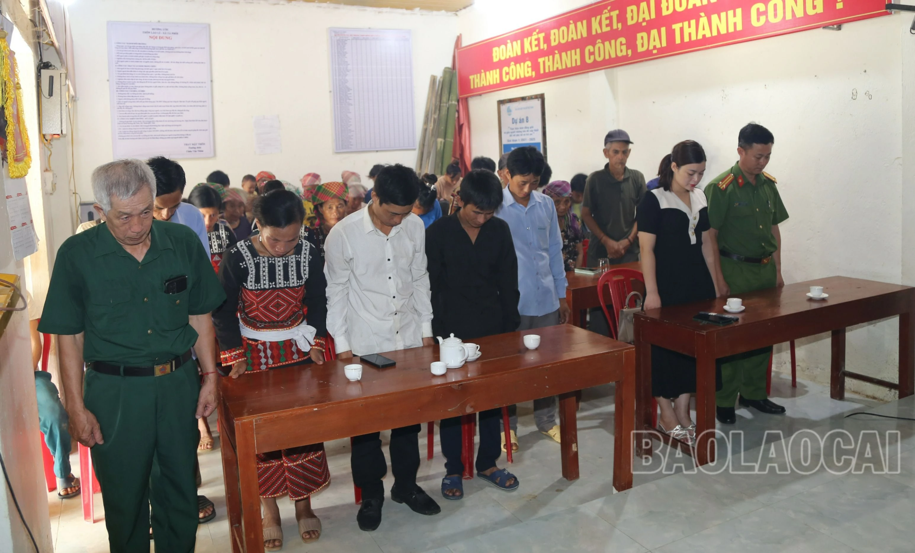 Phút mặc niệm của cán bộ, Nhân dân thôn Láo Lý.