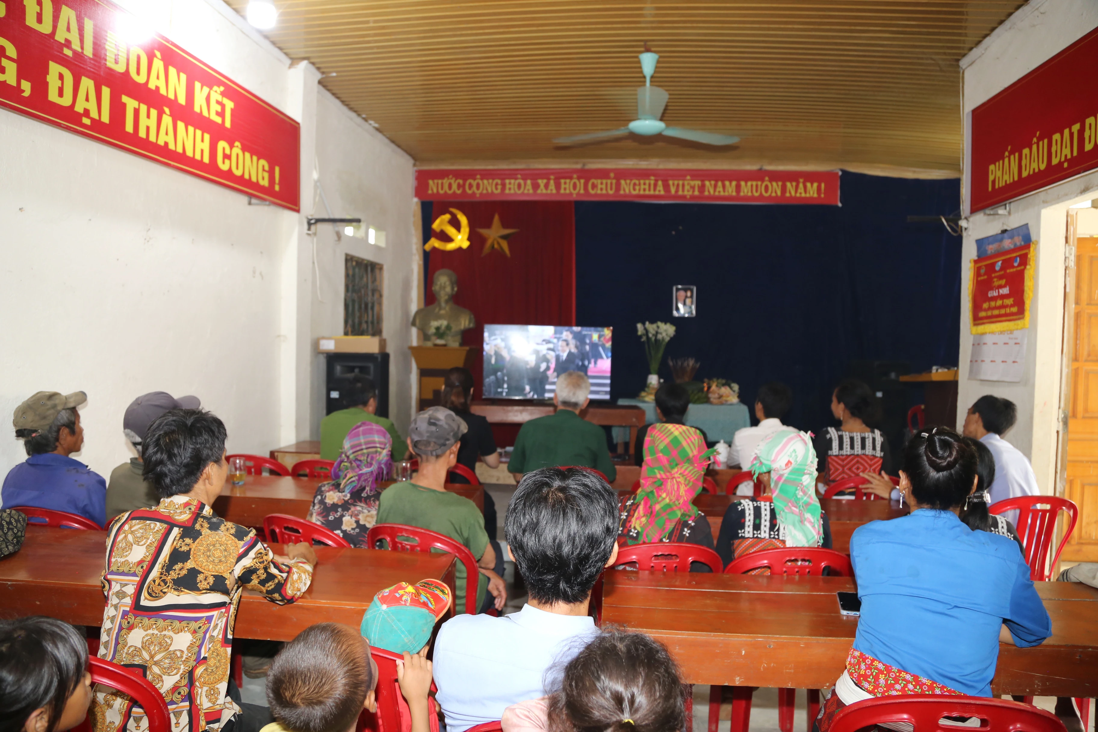 Cả thôn tập trung xem chương trình truyền hình trực tiếp Lễ viếng Tổng Bí thư Nguyễn Phú Trọng.