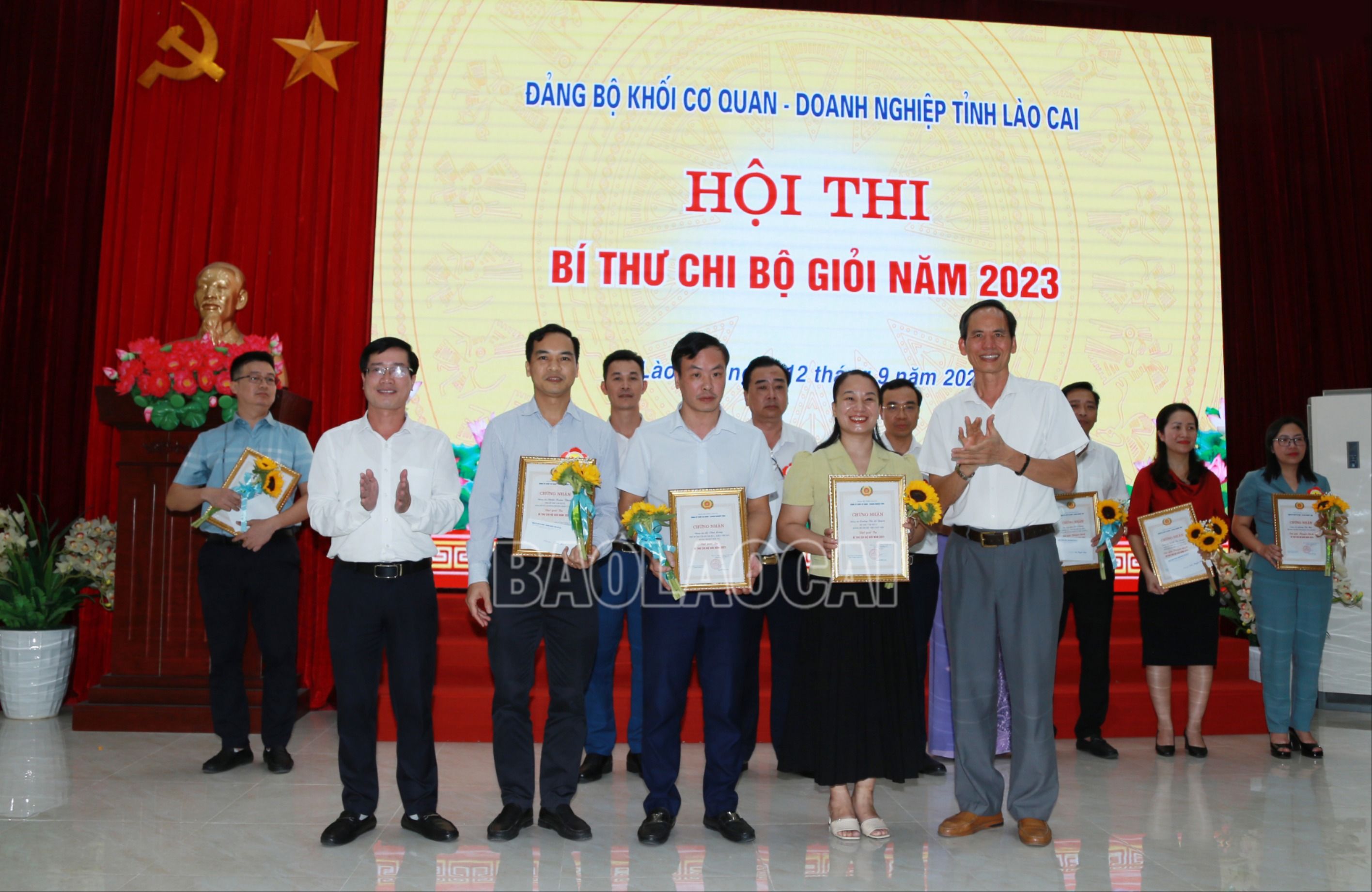 Trao giải Ba cho các thí sinh. bt7.JPG