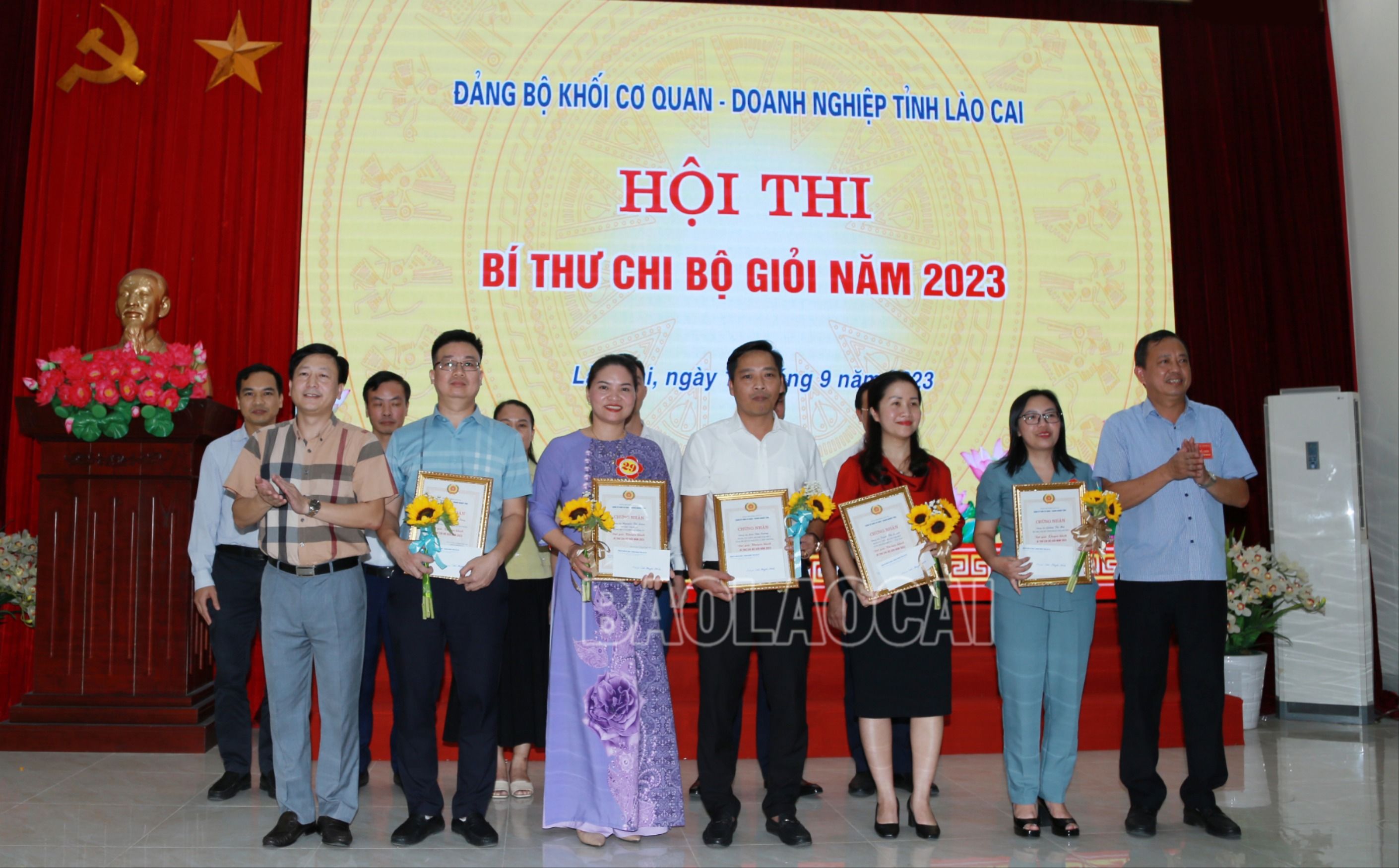 Trao giải Khuyến khích cho các thí sinh. bt6.JPG
