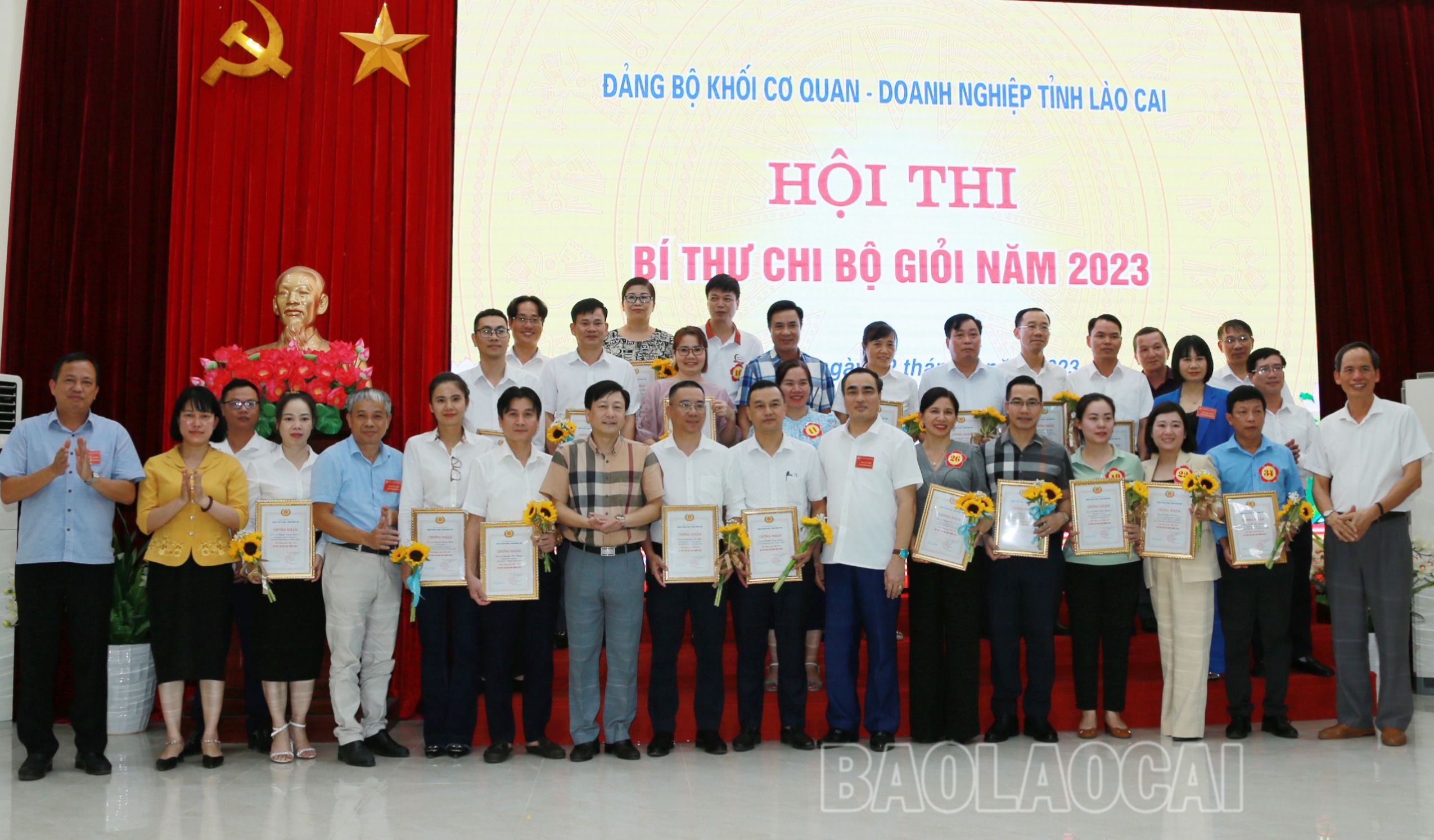 Trao Chứng nhận cho các thí sinh tham gia hội thi. bt10.JPG