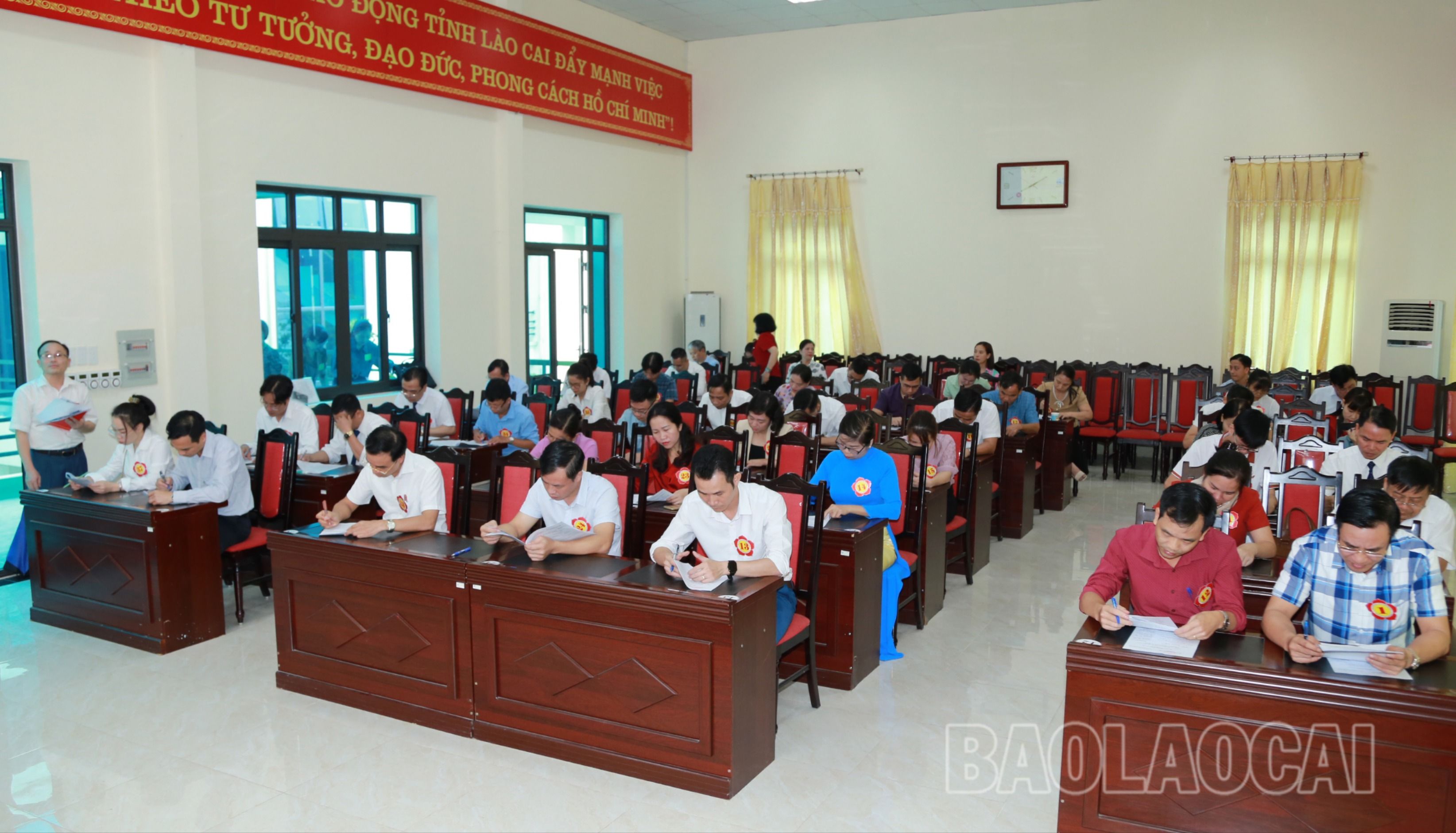 Các thí sinh thực hiện phần thi. bt4.JPG