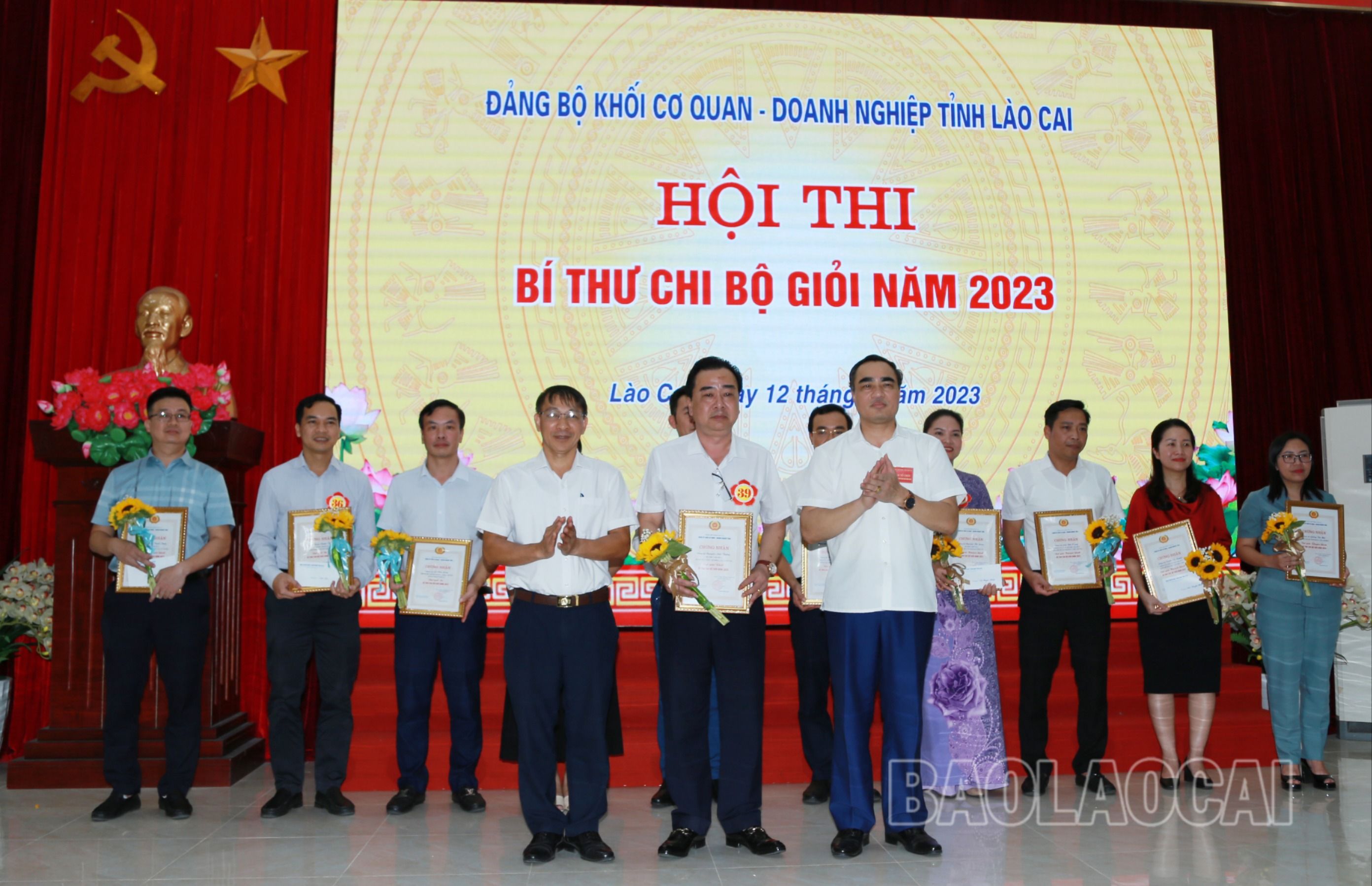 Trao giải Nhất cho thí sinh Nguyễn Anh Thắng. bt9.JPG