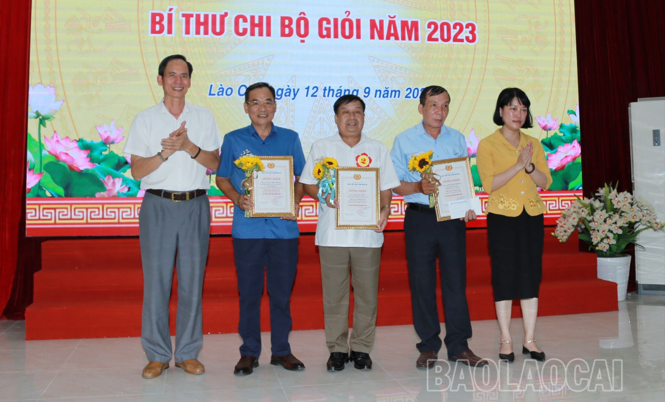 Trao giải chuyên đề cho các thí sinh. bt5.JPG