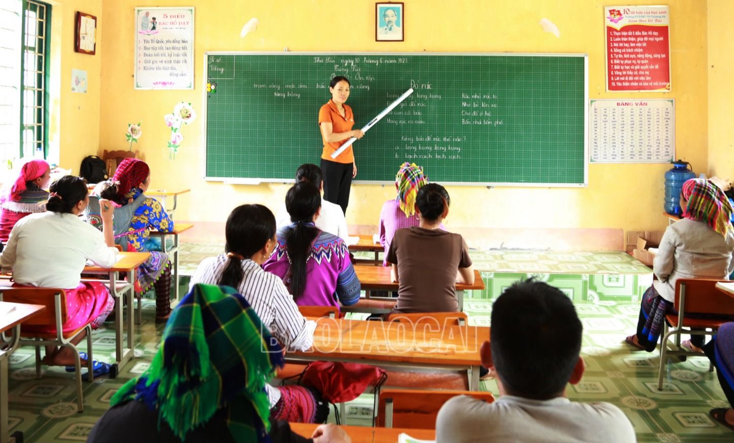 Mở lớp xóa mù chữ giúp nâng cao trình độ dân trí cho đồng bào dân tộc thiểu số. 1. Quan tâm mở lớp xóa mù chữ giúp nâng cao trình độ dân trí cho đồng bào dân tộc thiểu số..JPG