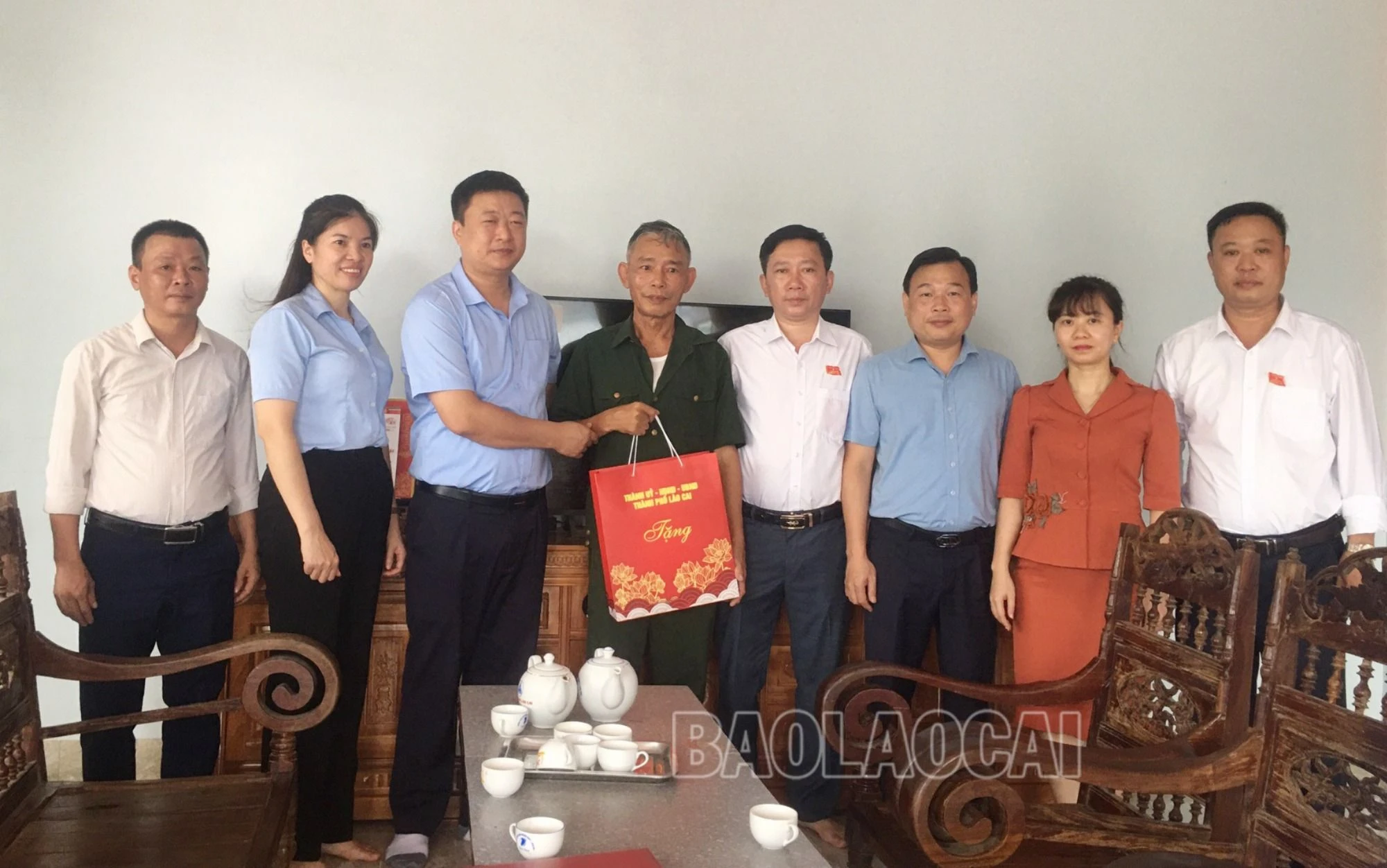 Lãnh đạo UBND thành phố và UBND xã Vạn Hòa tặng quà cho người có công trên địa bàn.jpg