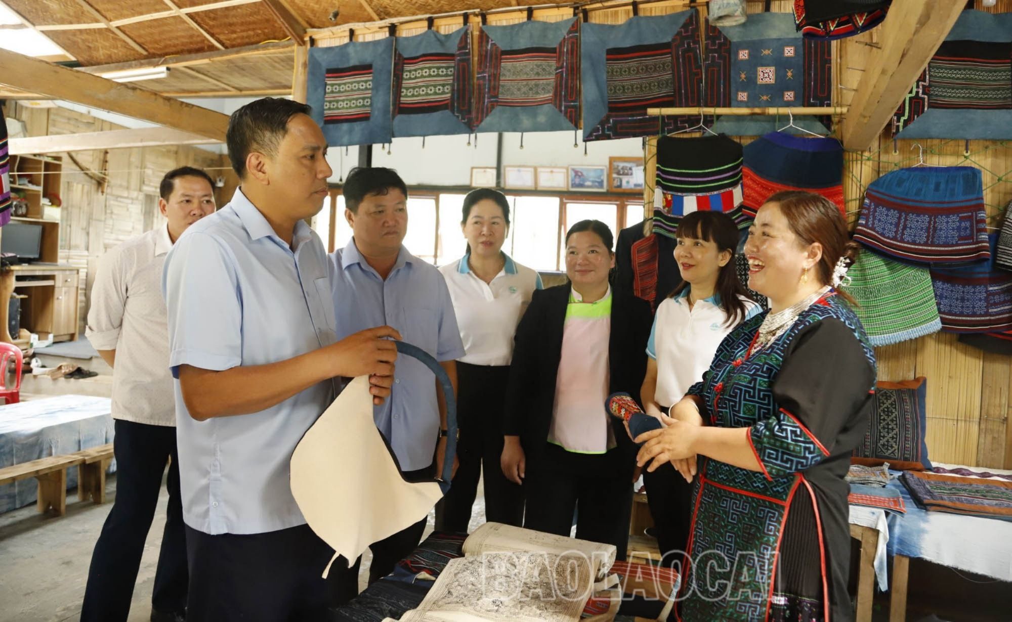 Phó Bí thư Tỉnh ủy Hoàng Giang thăm mô hình hội viên phụ nữ khởi nghiệp ở Sa Pa. 93ec96d3a922007c5933.jpg