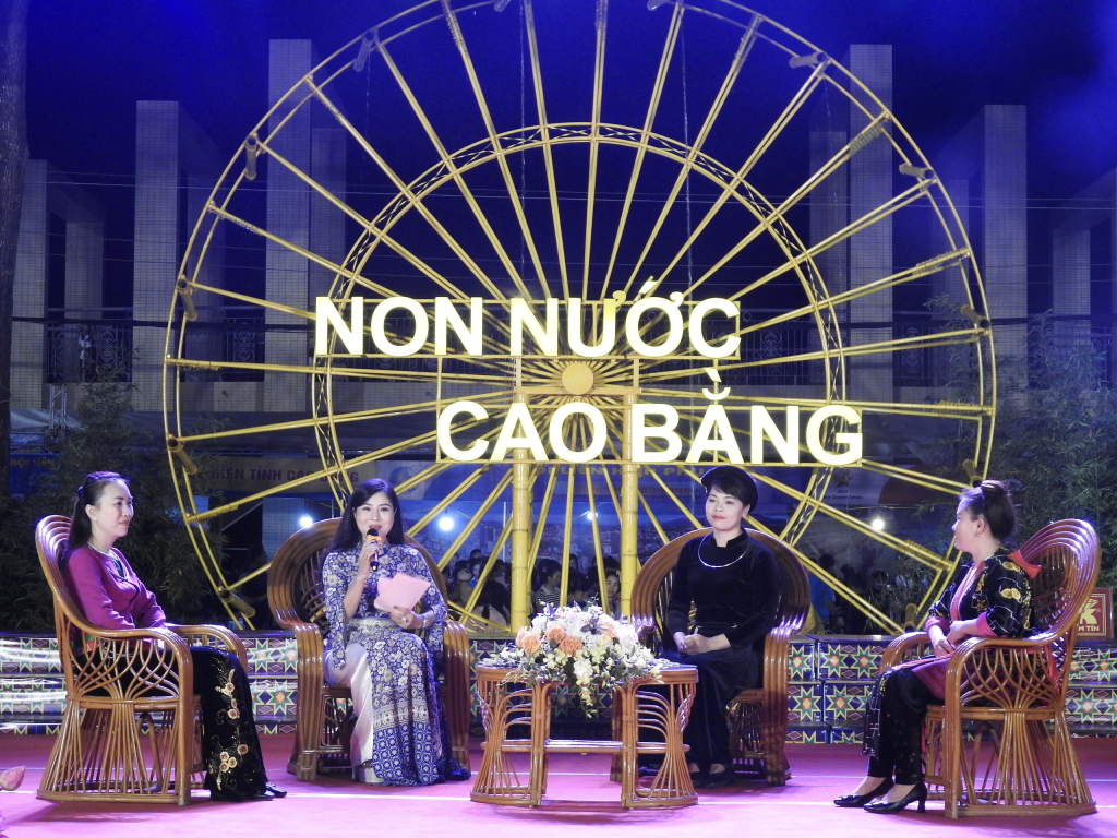 Chị Hà Ngọc Anh, Chủ tịch Hội Phụ nữ thị trấn Mường Khương (ngoài cùng trái ảnh) tham gia giao lưu tại chương trình. (Ảnh: Báo Cao Bằng). 111474_5_00454911.jpg