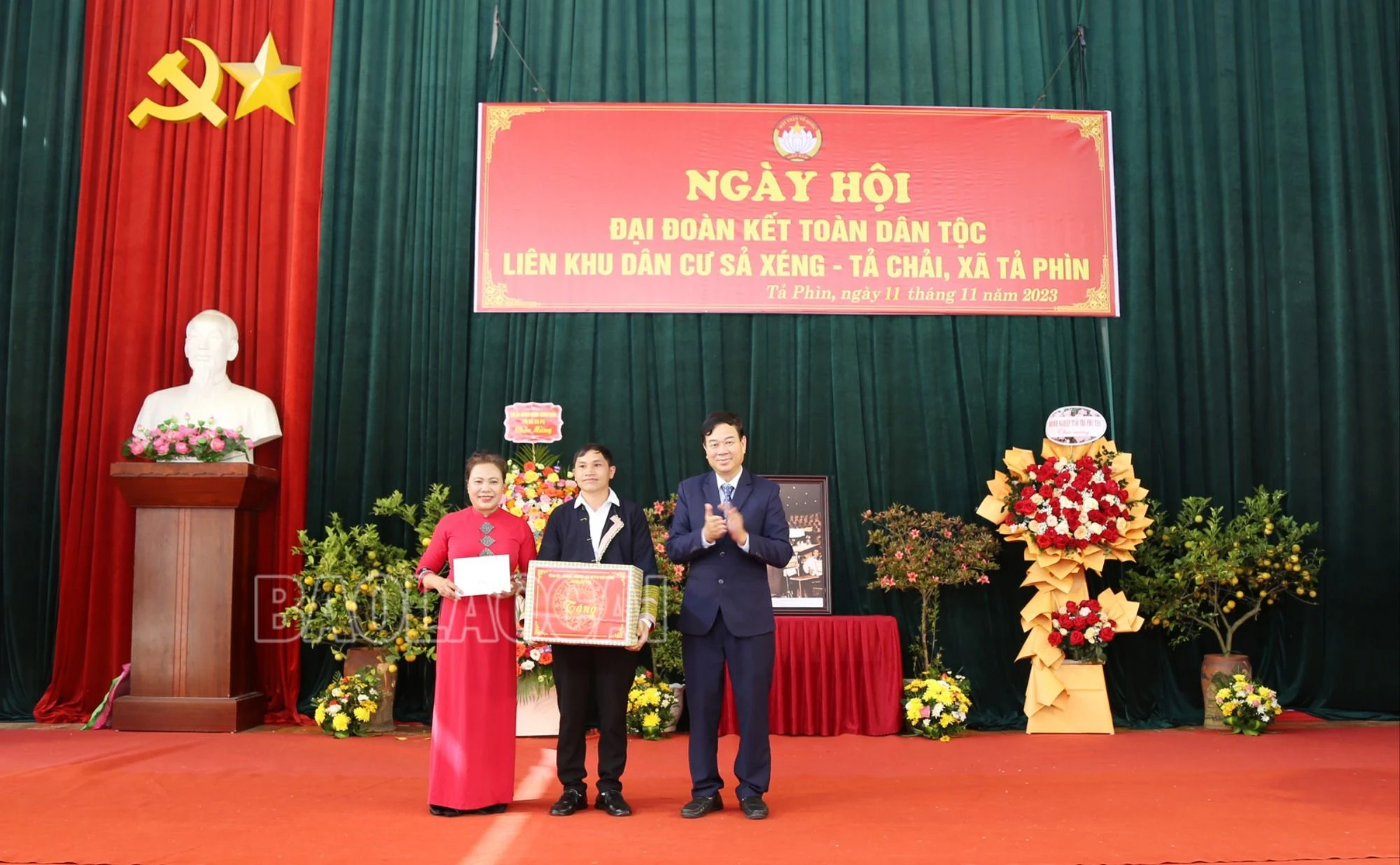 Các đồng chí lãnh đạo tỉnh tặng quà Nhân dân liên khu dân cư.