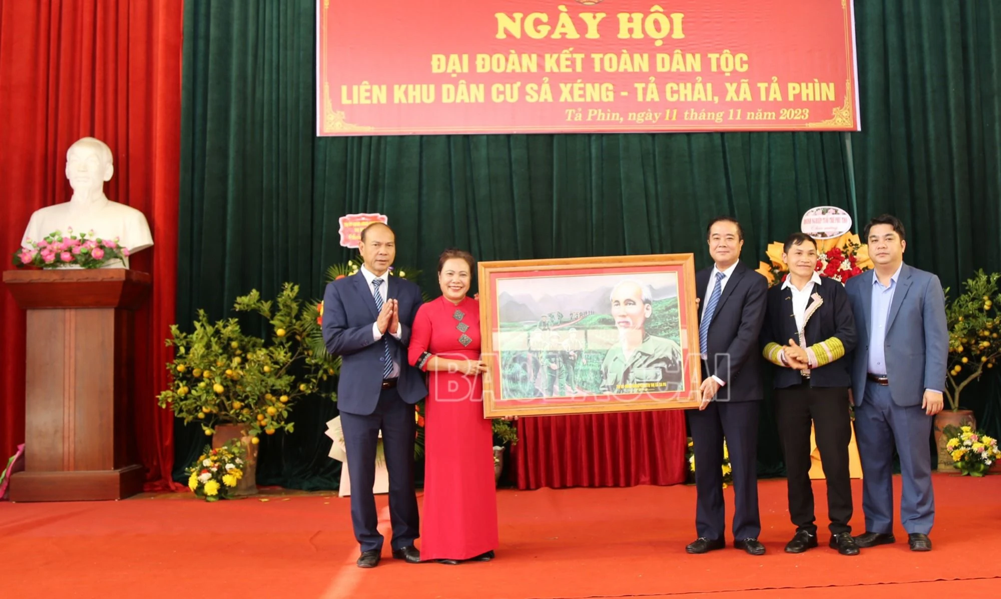 Lãnh đạo thị xã Sa Pa tặng quà Nhân dân liên khu dân cư.