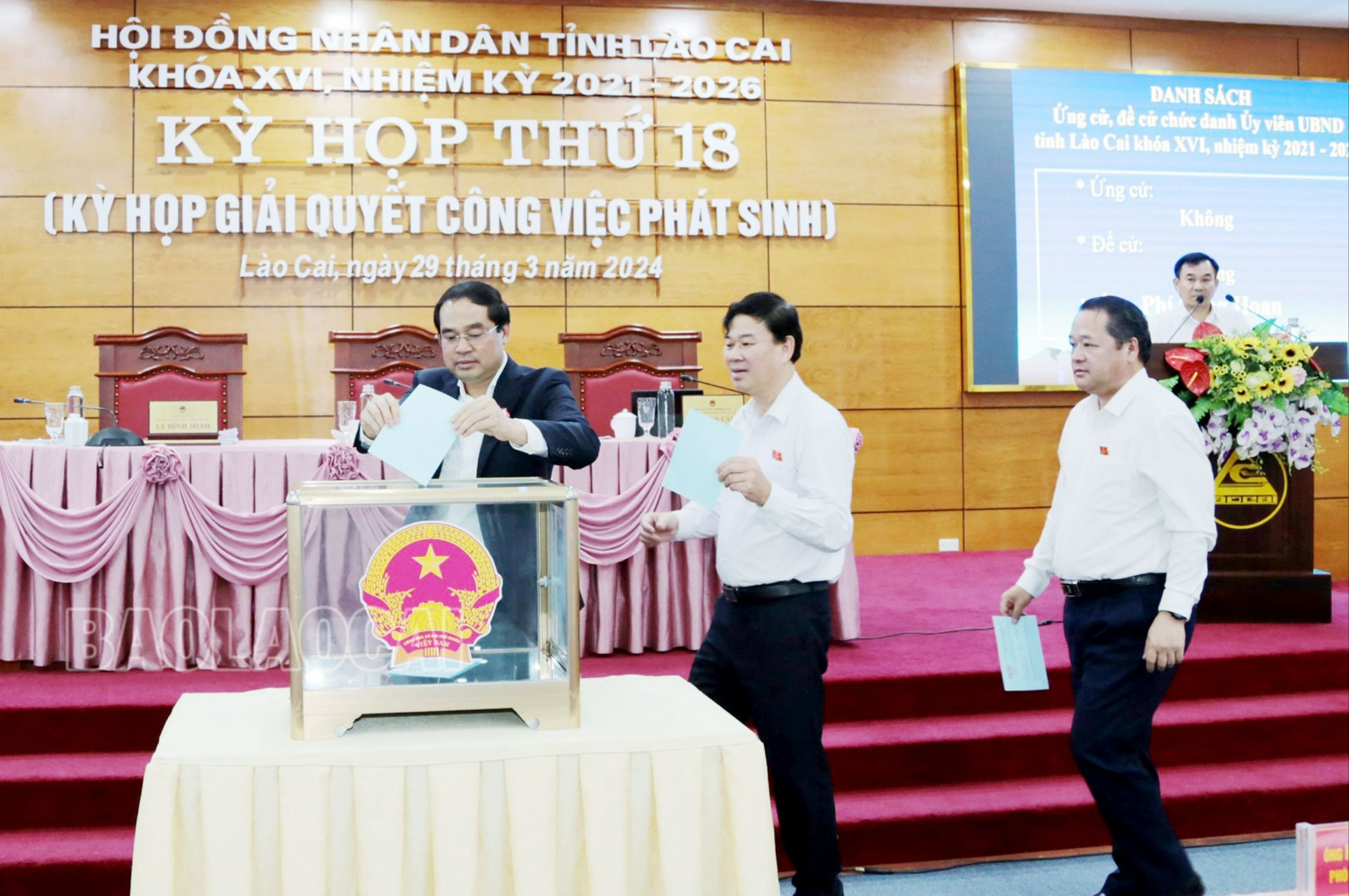 Các đại biểu bỏ phiếu bầu bổ sung Ủy viên UBND tỉnh khóa XVI, nhiệm kỳ 2021 – 2026. z5296202297339_85a90a18045a2e1841b2a9bf45cd5e26.jpg