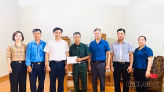 Trao gần 60 suất quà cho người có công, gia đình chính sách trên địa bàn xã Hợp Thành