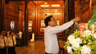 Đoàn đại biểu Sở Tài chính dâng hương tưởng niệm Chủ tịch Hồ Chí Minh và viếng nghĩa trang liệt sĩ