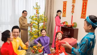 Tết Nguyên đán là dịp để con cháu thể hiện tấm lòng hiếu thảo với ông bà, bố mẹ. Ảnh: Internet