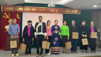 Thứ trưởng, Phó Chủ nhiệm Ủy ban Dân tộc Nông Thị Hà gặp mặt Đoàn đại biểu người có uy tín tỉnh Lào Cai