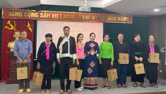 Thứ trưởng, Phó Chủ nhiệm Ủy ban Dân tộc Nông Thị Hà gặp mặt Đoàn đại biểu người có uy tín tỉnh Lào Cai