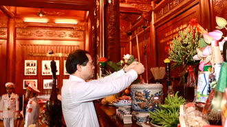 Đoàn đại biểu tỉnh Lào Cai dâng hương tưởng niệm Chủ tịch Hồ Chí Minh