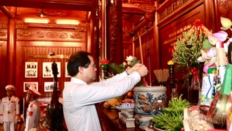 Đoàn đại biểu tỉnh Lào Cai dâng hương tưởng niệm Chủ tịch Hồ Chí Minh