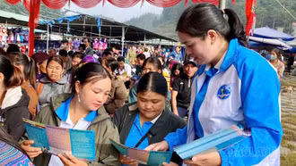 Phát huy vai trò hội phụ nữ trong bảo vệ nền tảng tư tưởng của Đảng