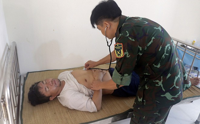 Điều trực thăng đưa ngư dân từ đảo Phan Vinh vào đất liền chữa trị ảnh 1 Điều trực thăng đưa ngư dân từ đảo Phan Vinh vào đất liền chữa trị ảnh 1