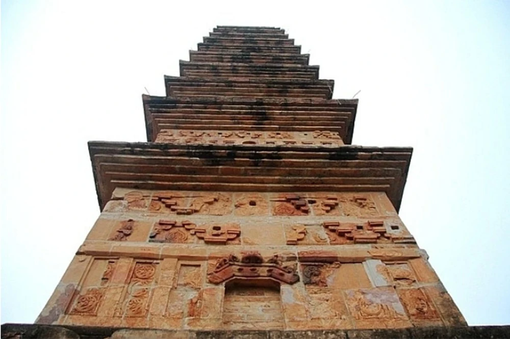 Tháp Bình Sơn - Ngọn tháp bằng đất nung cao nhất còn lại tới ngày nay ảnh 1