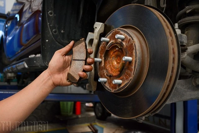 4 thói quen tài xế nên bỏ ngay nếu không muốn phanh ô tô nhanh xuống cấp ảnh 3