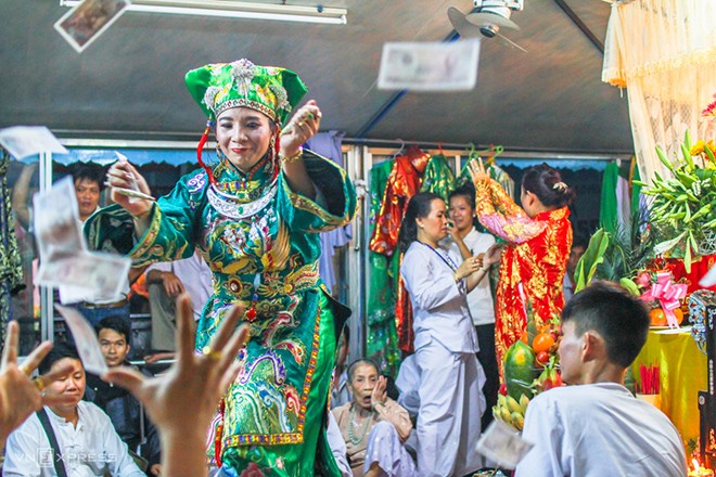 Lễ hội lớn nhất của người theo tín ngưỡng thờ Mẫu Tam phủ ảnh 4 Lễ hội lớn nhất của người theo tín ngưỡng thờ Mẫu Tam phủ ảnh 4