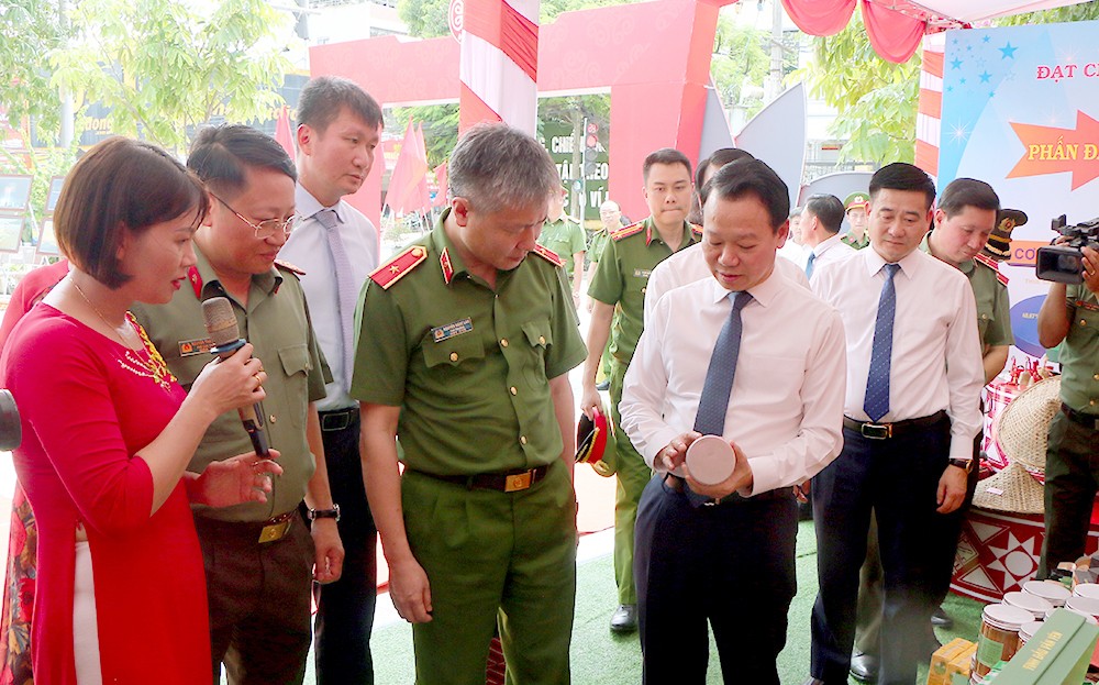 Thứ trưởng Bộ Công an Nguyễn Ngọc Lâm và lãnh đạo tỉnh Yên Bái dự Ngày hội Toàn dân bảo vệ an ninh Tổ quốc tại huyện Văn Yên ảnh 8 Thứ trưởng Bộ Công an Nguyễn Ngọc Lâm và lãnh đạo tỉnh Yên Bái dự Ngày hội Toàn dân bảo vệ an ninh Tổ quốc tại huyện Văn Yên ảnh 8