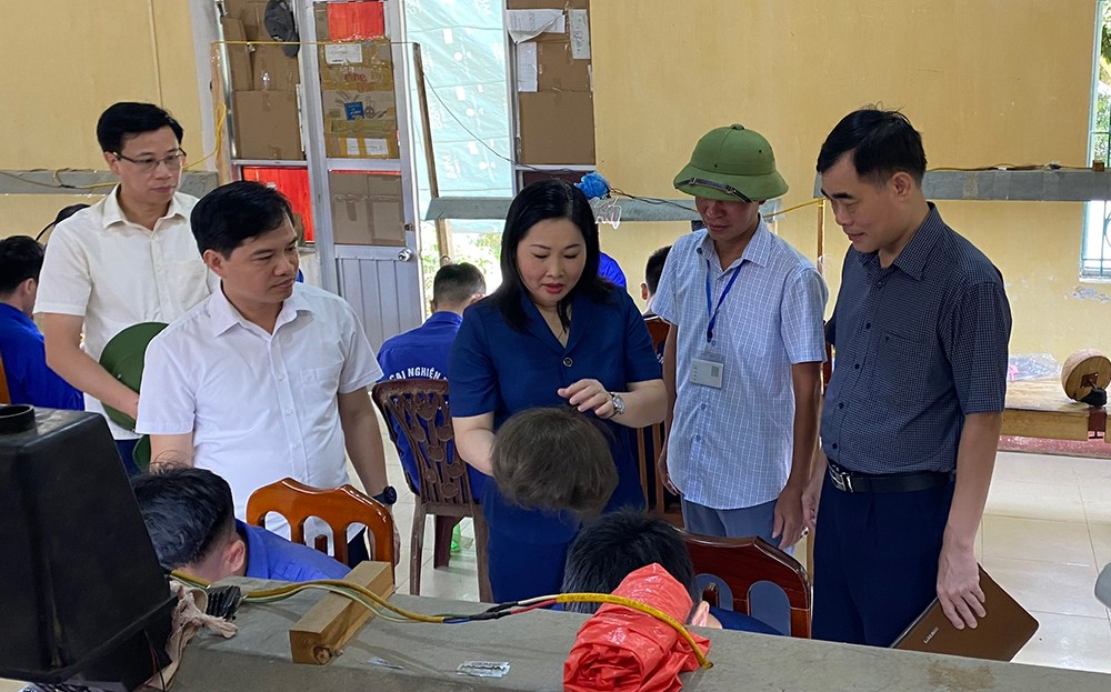 Đồng chí Vũ Thị Hiền Hạnh làm việc với Cơ sở cai nghiện, Trung tâm Công tác xã hội và Bảo trợ xã hội tỉnh Yên Bái ảnh 2 Đồng chí Vũ Thị Hiền Hạnh làm việc với Cơ sở cai nghiện, Trung tâm Công tác xã hội và Bảo trợ xã hội tỉnh Yên Bái ảnh 2