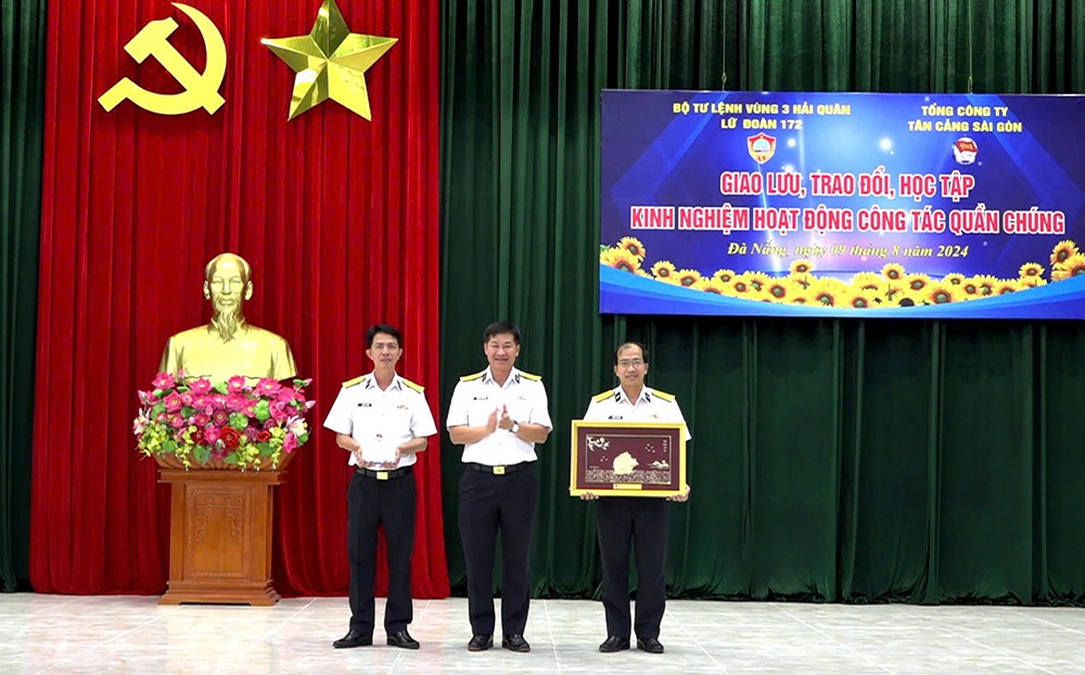 Lữ đoàn 172 giao lưu, trao đổi, học tập kinh nghiệm hoạt động công tác quần chúng với Tổng công ty Tân Cảng Sài Gòn ảnh 1 Lữ đoàn 172 giao lưu, trao đổi, học tập kinh nghiệm hoạt động công tác quần chúng với Tổng công ty Tân Cảng Sài Gòn ảnh 1