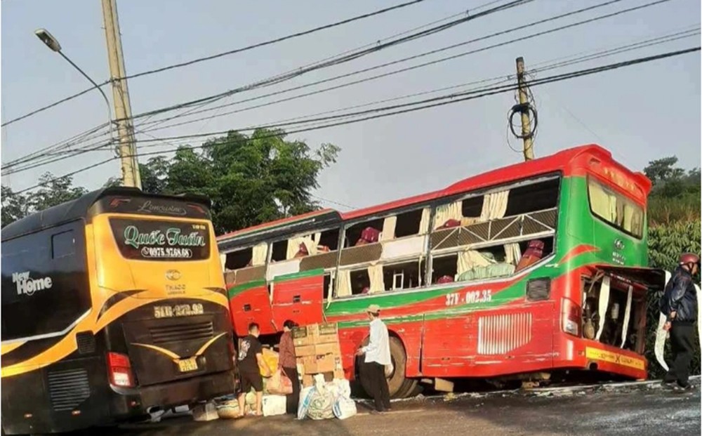 Xe khách va chạm xe tải, 3 người bị thương ảnh 1 Xe khách va chạm xe tải, 3 người bị thương ảnh 1