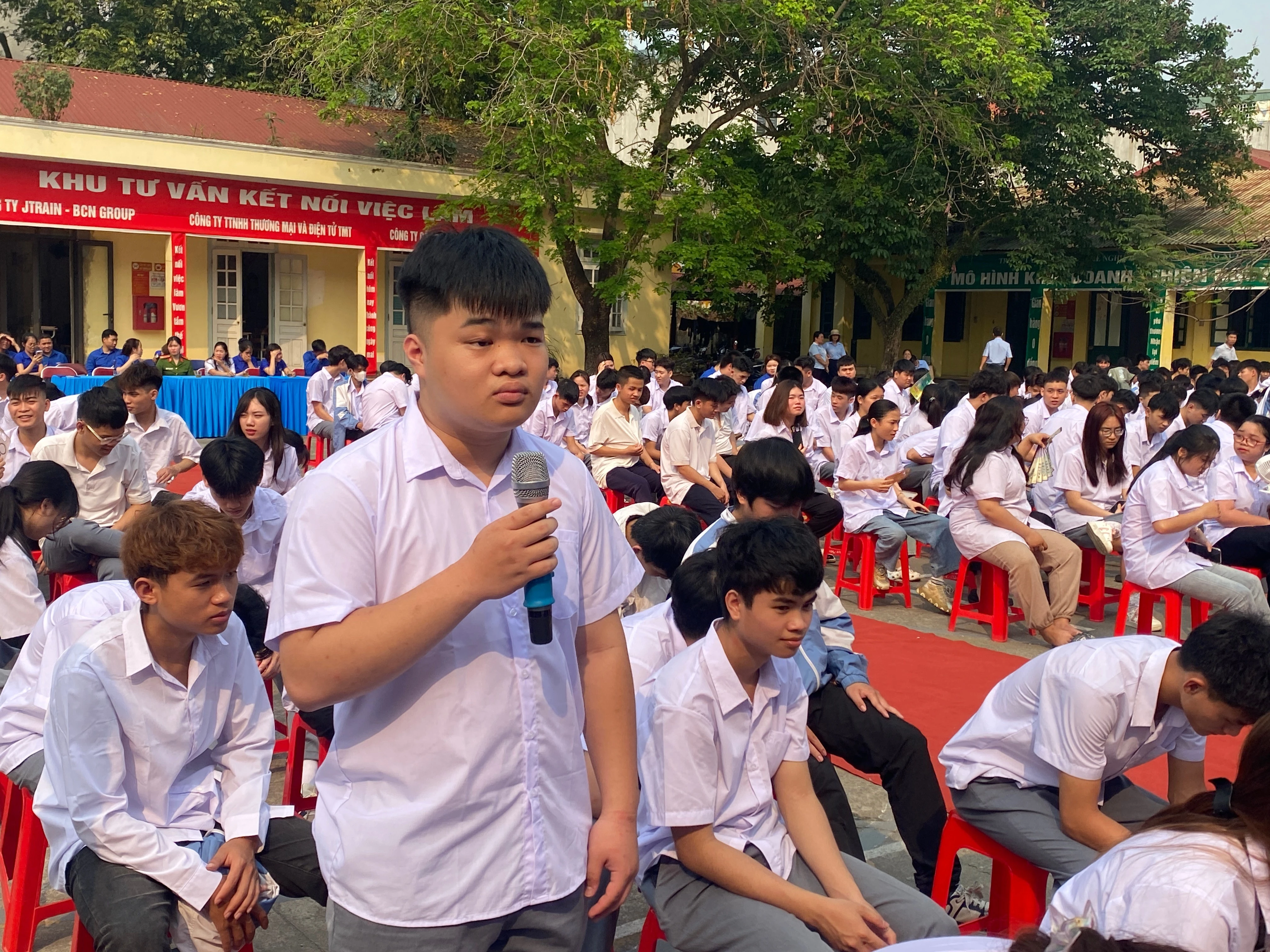 Học viên tham gia giao lưu hỏi - đáp kiến thức pháp luật về phòng, chống ma túy.