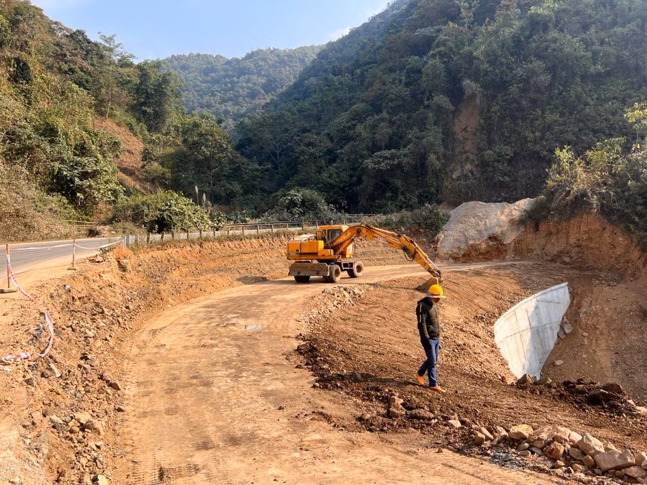 Thi công dự án tăng cường kết nối giao thông khu vực miền núi phía Bắc.