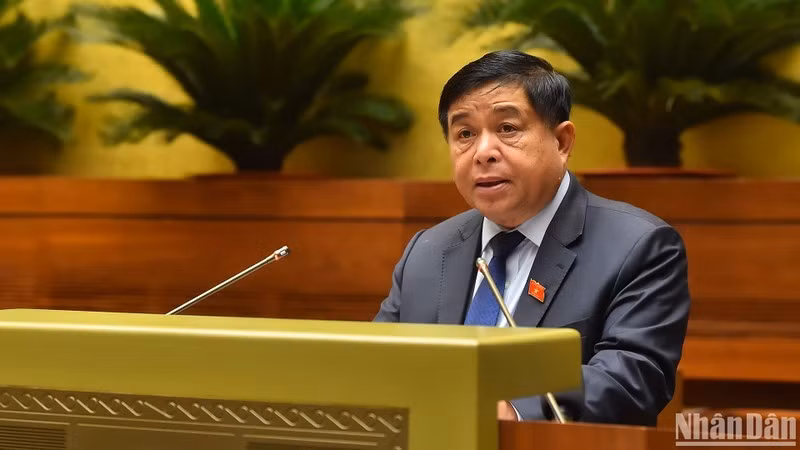 Bộ trưởng Kế hoạch và Đầu tư Nguyễn Chí Dũng trình bày Tờ trình tóm tắt dự án Luật.
