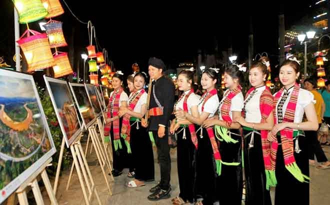 Thầy giáo trẻ truyền lửa bảo tồn giá trị văn hoá dân tộc Thái ảnh 2