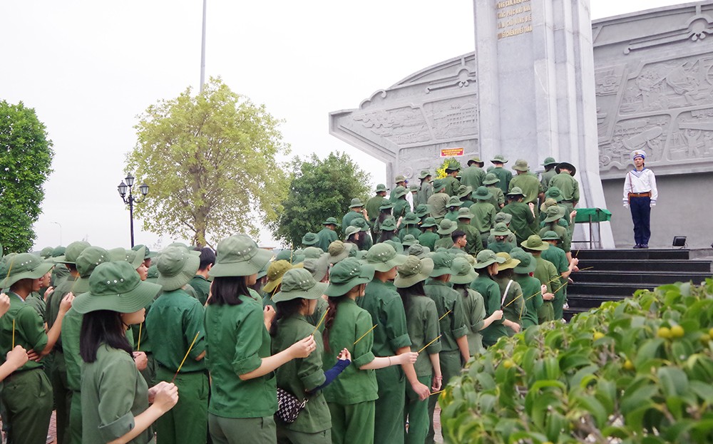 Lữ đoàn 167 Hải quân tuyên truyền biển, đảo cho 350 sinh viên ảnh 2 Lữ đoàn 167 Hải quân tuyên truyền biển, đảo cho 350 sinh viên ảnh 2
