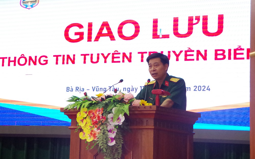 Lữ đoàn 167 Hải quân tuyên truyền biển, đảo cho 350 sinh viên ảnh 1 Lữ đoàn 167 Hải quân tuyên truyền biển, đảo cho 350 sinh viên ảnh 1