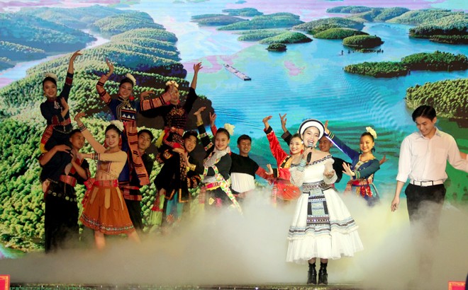 Yên Bái đón nhận Bằng xếp hạng Di tích Quốc gia đặc biệt danh lam thắng cảnh Ruộng bậc thang Mù Cang Chải và chứng nhận “Lễ mừng cơm mới của người Mông huyện Mù Cang Chải” là Di sản văn hóa phi vật thể cấp quốc gia ảnh 12