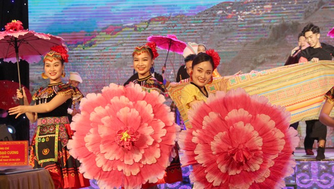 Yên Bái đón nhận Bằng xếp hạng Di tích Quốc gia đặc biệt danh lam thắng cảnh Ruộng bậc thang Mù Cang Chải và chứng nhận “Lễ mừng cơm mới của người Mông huyện Mù Cang Chải” là Di sản văn hóa phi vật thể cấp quốc gia ảnh 10