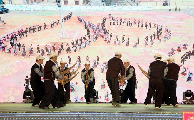 Yên Bái đón nhận Bằng xếp hạng Di tích Quốc gia đặc biệt danh lam thắng cảnh Ruộng bậc thang Mù Cang Chải và chứng nhận “Lễ mừng cơm mới của người Mông huyện Mù Cang Chải” là Di sản văn hóa phi vật thể cấp quốc gia ảnh 9