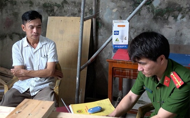 Triệt phá đường dây sản xuất, buôn bán kính xe ô tô giả quy mô lớn ảnh 1 Triệt phá đường dây sản xuất, buôn bán kính xe ô tô giả quy mô lớn ảnh 1